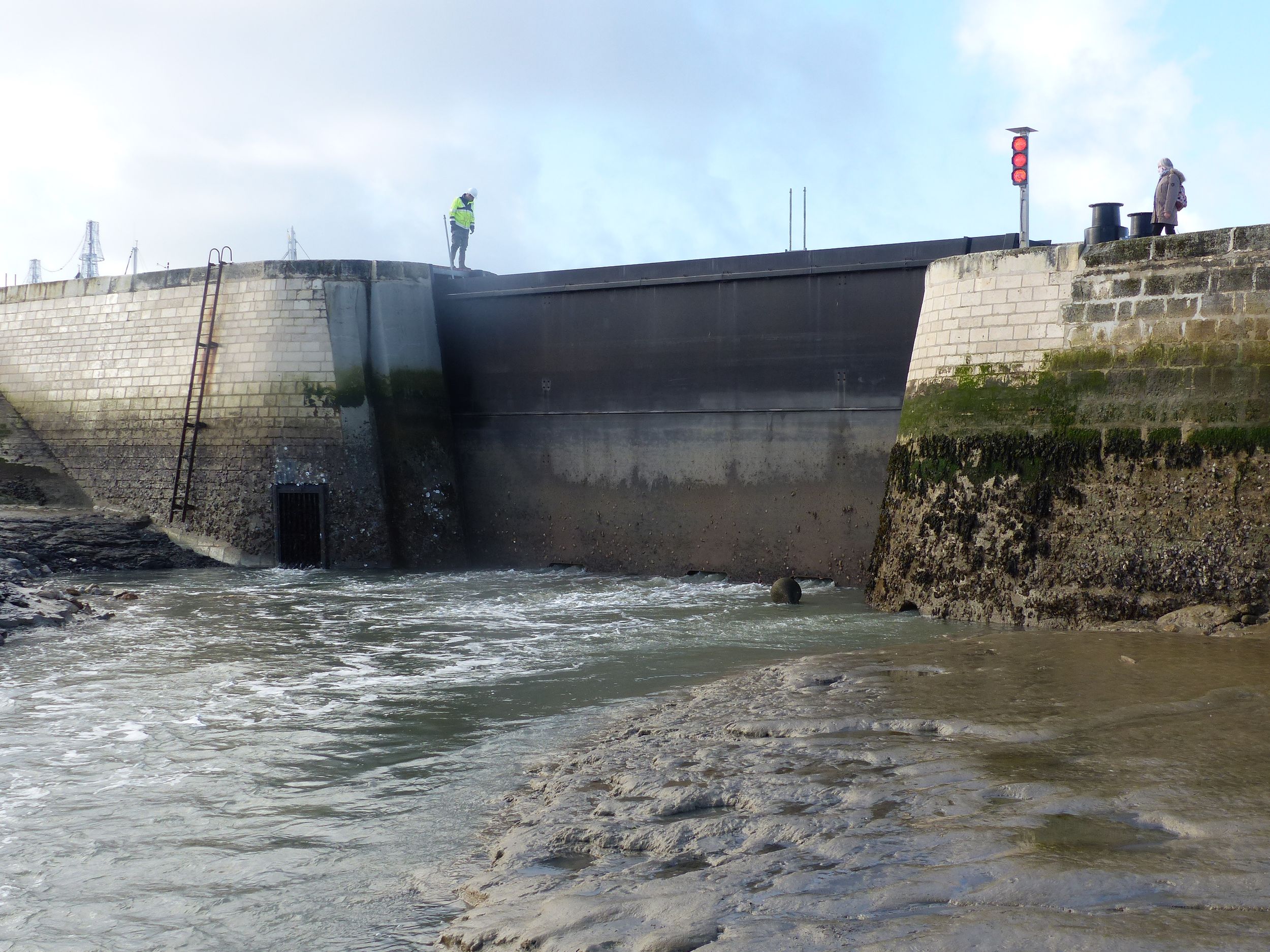 porte-anti-submersion-du-port-de-la-flotte-en-r-17-setec-ism